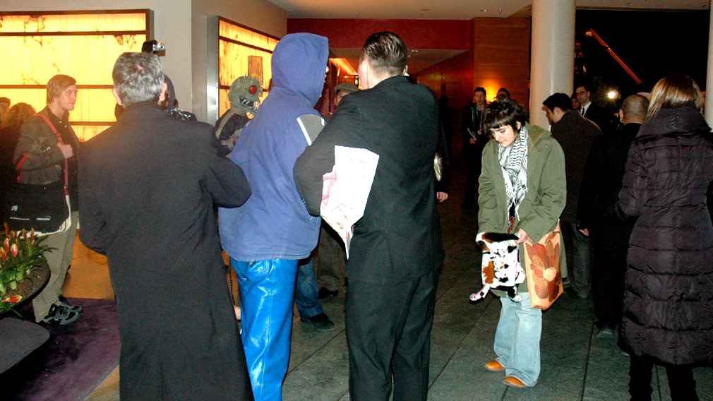 Security guy talk with the tromanale guy