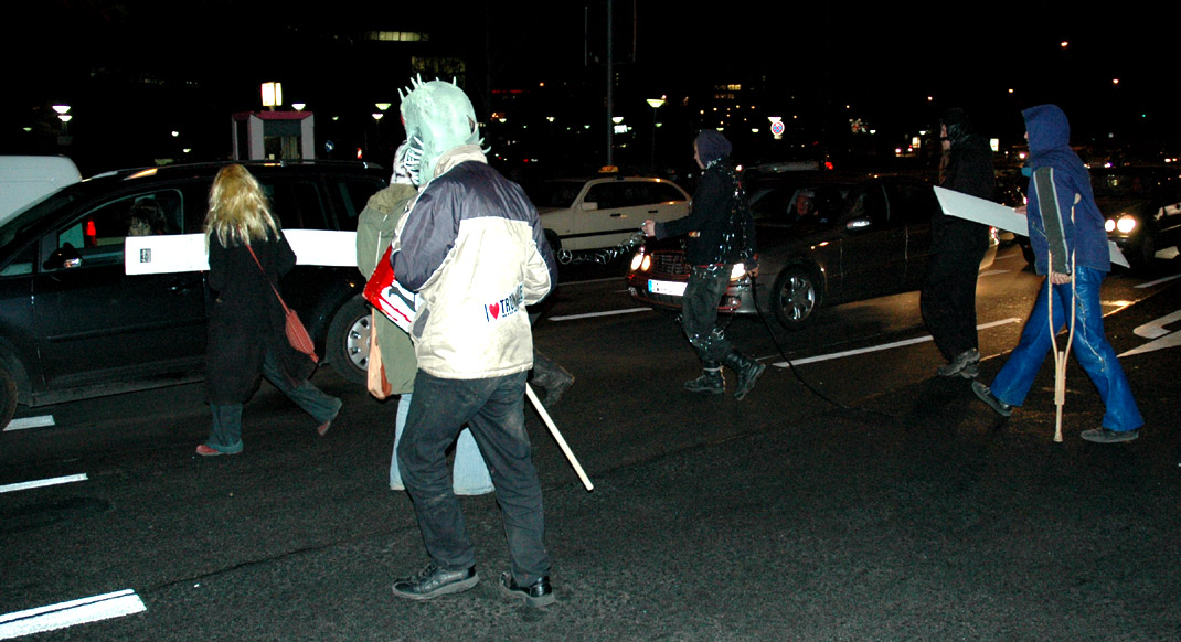 tromanale crossing the street